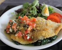 Une aile de raie cuite meunière, des jeunes pouces d'épinards et une sauce vierge fraîcheur. Un délice !