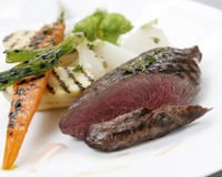 Merlan grillé aux petits légumes, crème d'ail rose