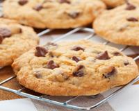 Pour ce célèbre biscuit américain, je vous propose une recette à ma façon, avec moins de sucre et de beurre, un peu mi-cuit au milieu…