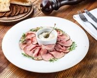 “C’est redevenu le plat incontournable dans les restaurants italiens” : Norbert Tarayre dévoile sa recette de vitello tonnato, parfaite pour l’été !