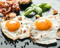 Fini le jaune trop cuit et le blanc pas assez, ce chef dévoile La technique pour cuire un œuf au plat parfaitement