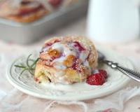 De délicieuses brioches roulées et sucrées à la framboise. Gourmandes et légèrement acidulées, petits et grands n'y résisteront pas!! ;)