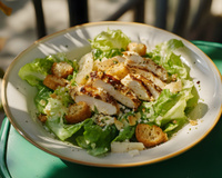 Salade César aux aiguillettes de poulet grillé