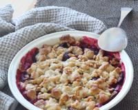 Le crumble est tellement meilleur avec des fruits qui donnent du jus. Ça tombe bien avec les quetsches.