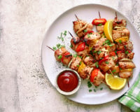 Oubliez les blancs de poulet secs : le secret pour des brochettes ultra-moelleuses cet été