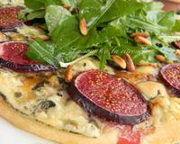 Pâte fine, fromage fondant, figues bien sucrées avec une petite salade de pissenlits tous tendres du jardin et quelques pignons grillés... c'est ma nouvelle pizza !