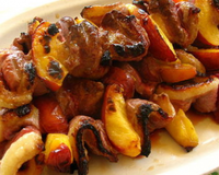 Brochettes de canard au miel et aux pêches