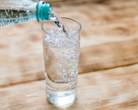 Voici les 3 eaux pétillantes pauvres en sel à privilégier selon ce nutritionniste