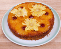 Gâteau renversé ananas-coco avec fleurs d’ananas