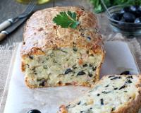 Un apéritif de dernière minute ? Voici notre recette de cake salé au jambon, fromage et olives !