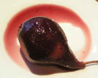 Poires pochées au vin rouge à la crème de cassis