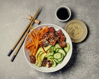 Poke bowl au thon avocat quinoa et crudités