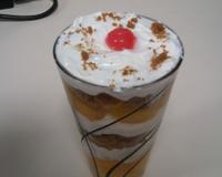 Verrine aux spéculoos et aux fruits avec une mousse au citron à la mascarpone.