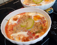 Timbale de thon coiffée d'un œuf cocotte