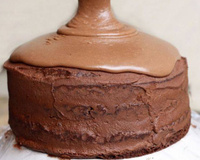 Gâteau tout chocolat avec sablé et biscuit