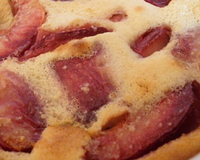 Un clafoutis parfumé mêlant les pêches de vigne et les amandes