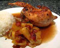 Les cailles sont accompagnées de tranches de pommes caramélisées, cette recette de caille farcie aux pommes et au foie gras est facile à réaliser et est fine et savoureuse.