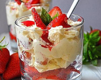 Eton Mess ou verrines de fraises, meringue et crème fouettée