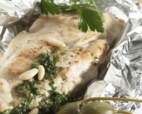 Blancs de poulet farcis de pesto, gruyère, tomate séchée avec sauce au persil-câpres.