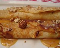 Crêpes roulées farcies de noisettes concassées et de caramel beurre salé.