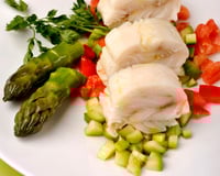 Dos de colin d'alaska froid et tartare d'asperges vertes