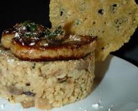 Un plat grand luxe et de saison, avec des cèpes dans un risotto crémeux, une escalope de foie gras juste poêlée et une fine dentelle de parmesan.
