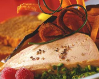 Foie Gras en croûte de pistaches vertes et son bouquet de pain d'épices et de légumes croustillants, marmelade douce d'oranges sur toasts fondants aux épices