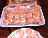 Toasts apéritifs réalisés avec du pain à toast, du saumon fumé, du radis noir et de la crème fraîche.