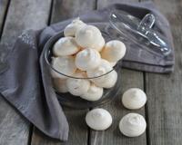Voici des meringues sans œuf, révolutionnaires, grâce au jus de conservation de pois chiches qui monte en neige ! Résultat garanti et goût…