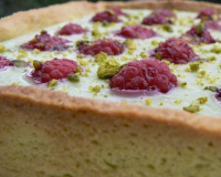 Tarte à la ganache pistache et aux framboises