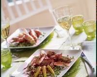 Langoustines sautées à l'huile d'olive et poivre saveur flambées au pastis, sur un lit de petits pois et carottes et son jus