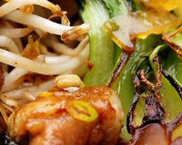 Un poulet acidulé aux légumes asiatiques.