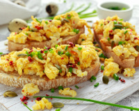 Tartines complètes d'œufs brouillés