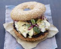Un burger à l'Italienne et fondant à souhait avec du Bresse bleu ..
