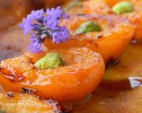 Un bon clafoutis d'été, avec des abricots dorés à la poêle dans un mélange beurre-miel d'acacia et un appareil au goût d'amandes bien prononcé. L'abricot aime l'amande…