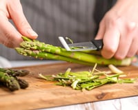 Anti-gaspi : que faire avec les épluchures d'asperges ?
