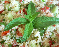 Le taboulé est devenu un des must de l'été, je vous propose ma version très fraîche avec du concombre et les herbes du jardin. Pleine de saveurs, c'est la salade idéale…
