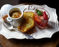 café gourmand : Verrine de garriguettes, ananas, pain perdu, crème caramel beurre salé