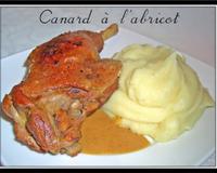 Cuisses de canard cuites avec des abricots secs réduits en sauce pour une note légèrement sucrée salée, accompagnées d'une bonne purée maison.
