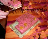 Chez nous, en Charente Maritime, on mange un gâteau délicieux ; un biscuit léger aux amandes, une couche chocolat, une couche fruits, généralement abricot mais parfois…