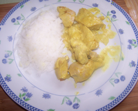 C'est un riz cuit à la vapeur accompagné d'une sauce à base de d'escalope de dinde coupé en petit dés, cuit au curry et rehaussé par de la crème fraîche.