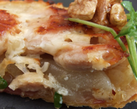 une tarte tatin salée, à servir en entrée où pour le dîner, accompagnée d'une salade