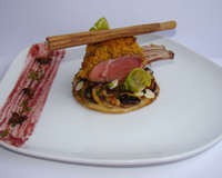 Carré d'agneau en croûte de pain d'épice, sur une tartelette de légumes anciens façon mendiants, réduction de vin à l'orange