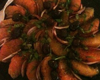 Salade de pamplemousse rose, oignon rouge et olives noires au basilic