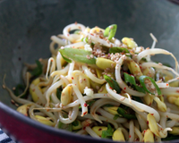 En Corée, cette salade de pousses de soja marinées se déguste souvent en accompagnement de plat chaud.
