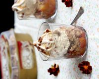Verrines de crumble de nectarines & crème glacée Carte d'Or® façon glacier vanille et noix de pécan