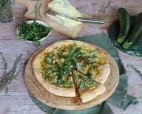 Pizza au Gorgonzola AOP, courgettes et roquette