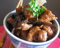Le porc caramel est un plat qui doit mijoter, comme un ragoût bien de chez nous, pour que la viande devienne fondante.On peut donc le préparer dans une cocote en fonte,…