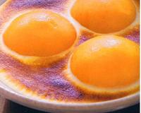 Egoutter les oreillons d'abricots, fouetter les jaunes d'oeufs et le sucre, faire le sabayon.