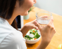 Boire de l’eau en mangeant perturbe-t-il vraiment la digestion ?